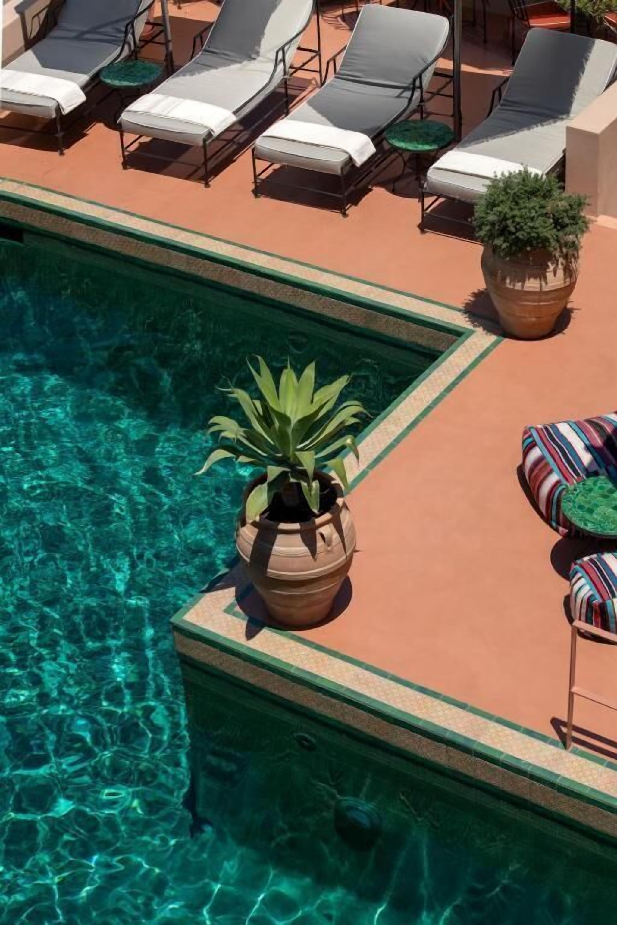 季節性室外游泳池，提供泳池遮陽傘和日光浴躺椅