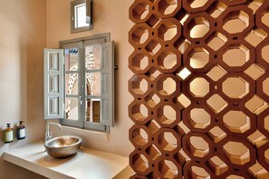 Sienna Premium Room | Bathroom | Free toiletries, hair dryer, towels - Terra Verde Oia by K&K (Santorini)