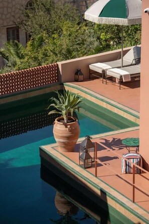 Seasonal outdoor pool, pool umbrellas, sun loungers - Terra Verde Oia by K&K (Santorini)