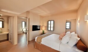 Een slaapkamer met een bed, bedlampje en een televisie aan de muur.