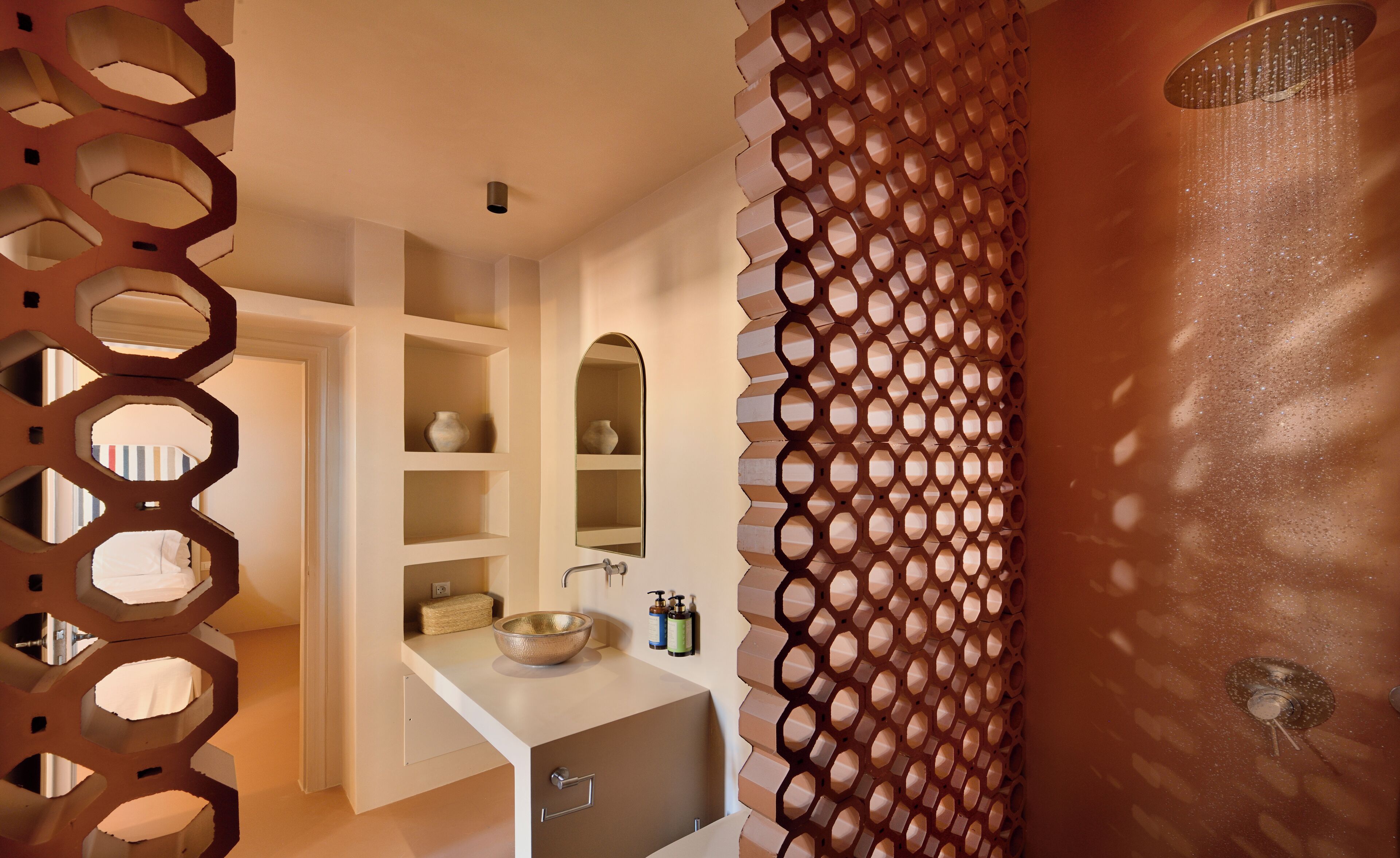 Ein modernes Badezimmer mit Dusche, Waschbecken und Regalen mit Dekorationselementen.