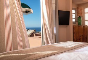 Terra Luxury Junior Suite Sea View | Iron/ironing board, free WiFi, bed sheets - Terra Verde Oia by K&K (Santorini)
