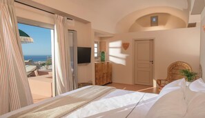 Terra Luxury Junior Suite Sea View | Iron/ironing board, free WiFi, bed sheets - Terra Verde Oia by K&K (Santorini)