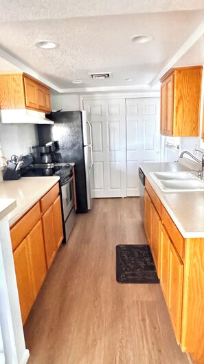 Frigorífico, microondas, horno y placa de cocina