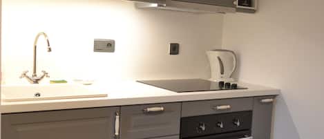 Frigorifero, microonde, forno, piano cottura