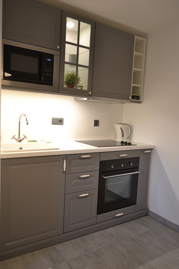 Geladeira, micro-ondas, fogão, cooktop