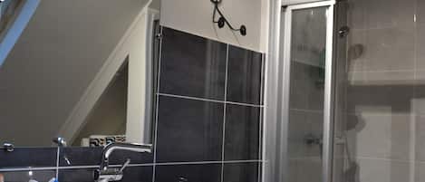Douche, séchoir à cheveux, serviettes fournies, savon