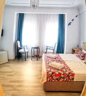 Deluxe kamer, 1 twee- of 2 eenpersoonsbedden, uitzicht op zee | Gratis wifi