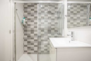 Hair dryer, towels, soap, shampoo - Green Oasis Apartment- Orlandito (Costa Adeje)