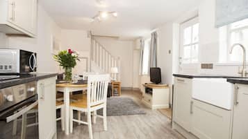 Cottage | Private kitchen | Fridge, microwave, oven, stovetop