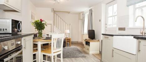 Casa de campo | Cocina privada | Refrigerador, microondas, horno y parrilla de estufa