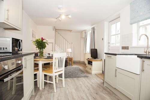 2 Bed Cottage - Sleeps 4 - Pets - Patio - Parking