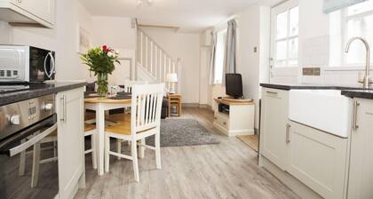 2 Bed Cottage - Sleeps 4 - Pets - Patio - Parking