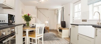 2 Bed Cottage - Sleeps 4 - Pets - Patio - Parking
