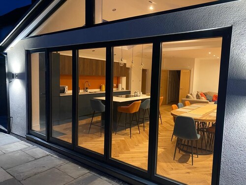 Best house on the street! Up to 10 guests- perfect for families, contractors