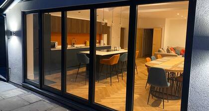 Best house on the street! Up to 10 guests- perfect for families, contractors