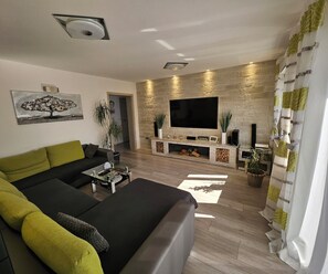 Smart TV - Sunny room 2 with own living room, bathroom, terrace (Dürrwangen)