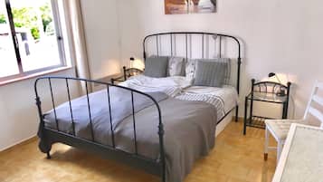 Departamento | 1 habitación y tabla de planchar con plancha