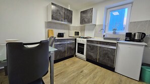 Kjøleskap, mikrobølgeovn, ovn og kokeplater