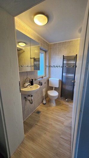 Haartrockner, Handtücher, Toilettenpapier