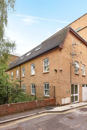 Exterior - Central, quiet, Spacious flat near amenities and amazing transport links (London)