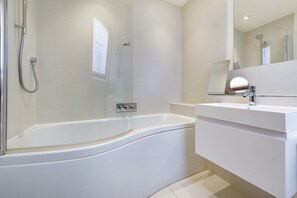 Secadora de cabello, toallas, jabón, papel de baño 