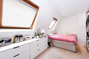 2 bedrooms, iron/ironing board, free WiFi, bed sheets - Central, quiet, Spacious flat near amenities and amazing transport links (London)