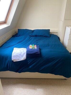 2 bedrooms, iron/ironing board, free WiFi, bed sheets - Central, quiet, Spacious flat near amenities and amazing transport links (London)