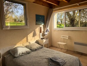 3 bedrooms, desk, iron/ironing board, WiFi