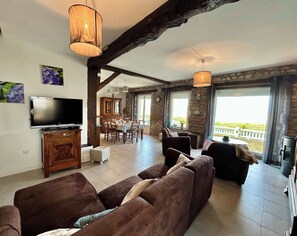 TV, fireplace, offices