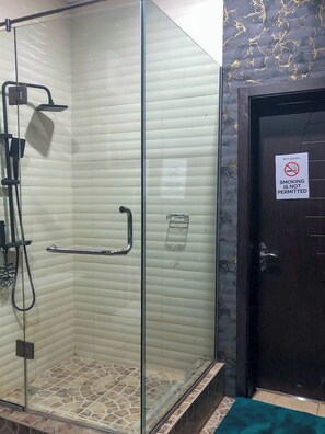 Douche, sèche-cheveux, bidet, serviettes fournies