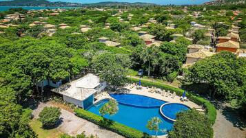 Deluxe huis, 4 slaapkamers, airconditioning | Zwembad | Een buitenzwembad, parasols bij het zwembad en ligstoelen