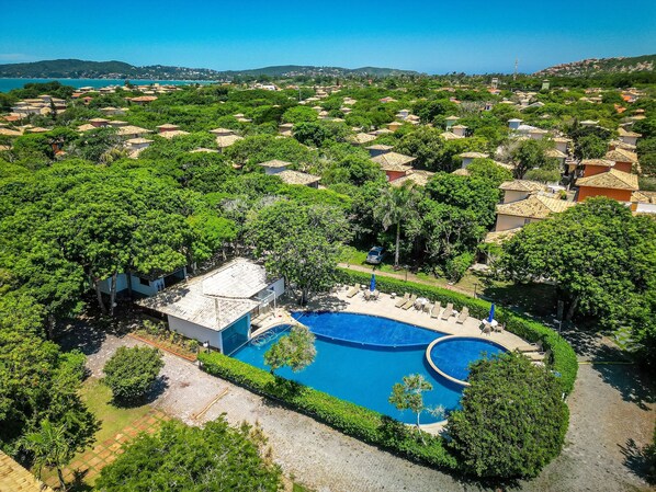 Hus – deluxe, 4 soverom, aircondition | Basseng | Utendørsbasseng, bassengparasoller og solsenger