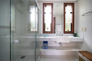 Deluxe House, 4 Bedrooms, Air conditioning | Bathroom | Shower, hair dryer, towels, toilet paper