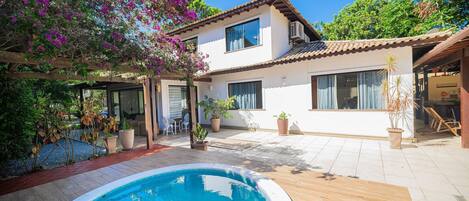 Maison Deluxe, 4 chambres, climatisation | Piscine | Piscine extérieure, accÚs possible de 9 h à 19 h, parasols