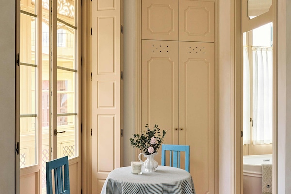 Premium bedding, down comforters, in-room safe, desk