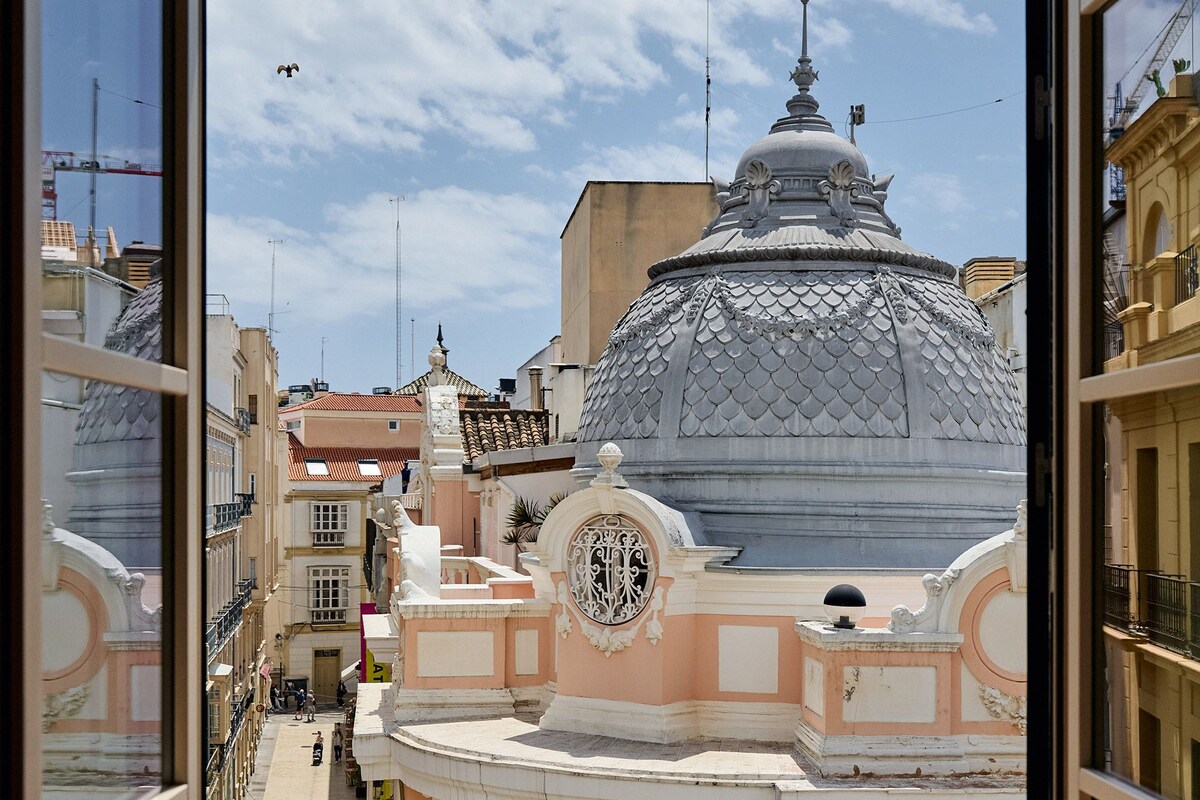 Un edificio storico con una grande cupola e architettura decorata.