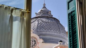 Un bâtiment en forme de dôme, surmonté d’une flèche, orné de ferronnerie travaillée et doté d’une fenêtre circulaire.