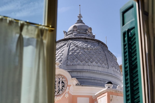 A domed building with a spire, ornate metalwork, and a circular window. - Cristine Bedfor Malaga Boutique Hotel (Málaga)