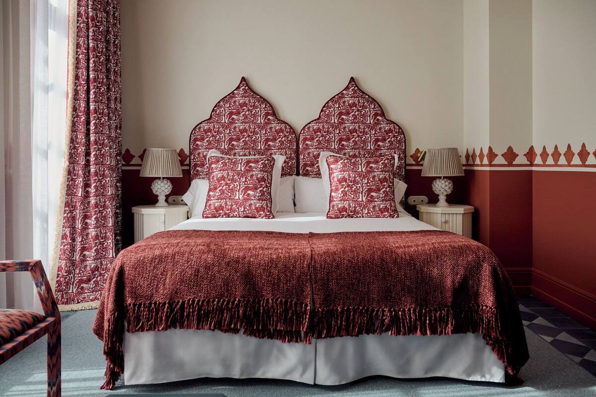 Deluxe Double Room(Cristine Choice) | Bộ đồ giường cao cấp, nệm có lớp đệm bông, minibar, bàn 