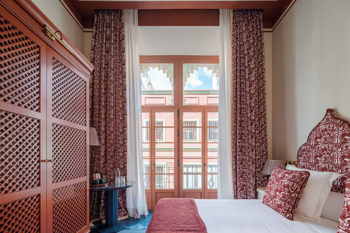 Bộ đồ giường cao cấp, nệm có lớp đệm bông, minibar, bàn 