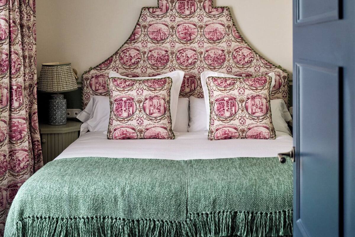 Junior Double Room (Cristine Pool) | Bộ đồ giường cao cấp, nệm có lớp đệm bông, minibar, bàn 