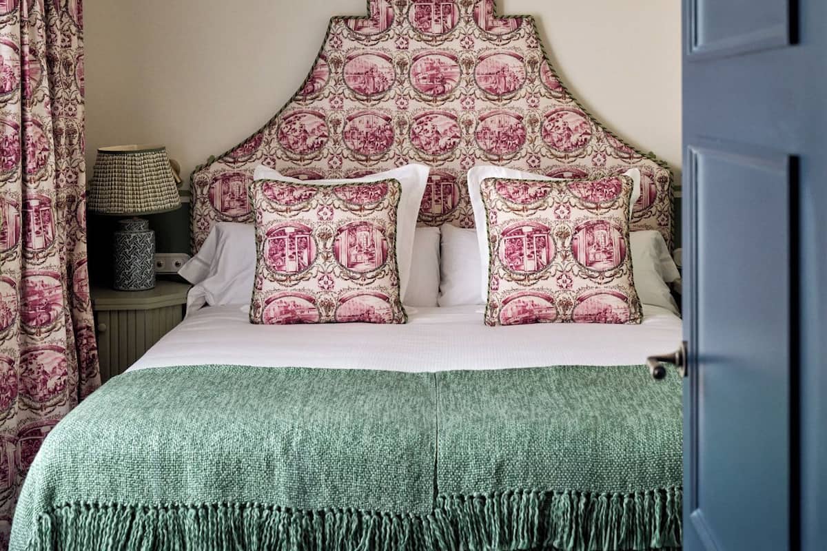 Junior Double Room | Peralatan tempat tidur premium, tilam berlapik, bar mini
