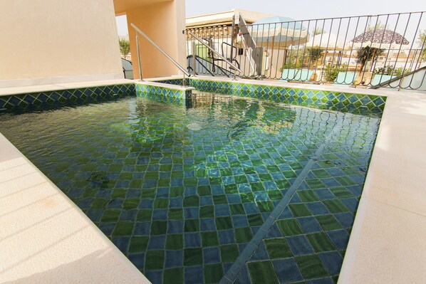 A swimming pool with a tiled edge and a metal railing. - Cristine Bedfor Sevilla Boutique Hotel (Seville)