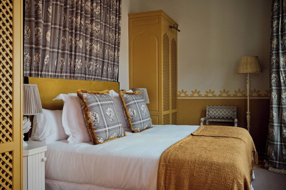 Double (Cristine Doubles) | Bộ đồ giường cao cấp, nệm có lớp đệm bông, minibar, bàn 