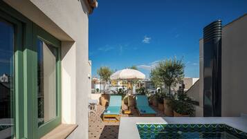 Ropa de cama de alta calidad, colchones con pillow-top y minibar