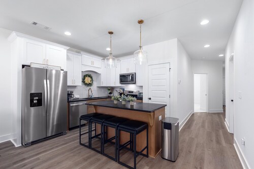 The Tiger Den – Walk to Campus & Downtown!