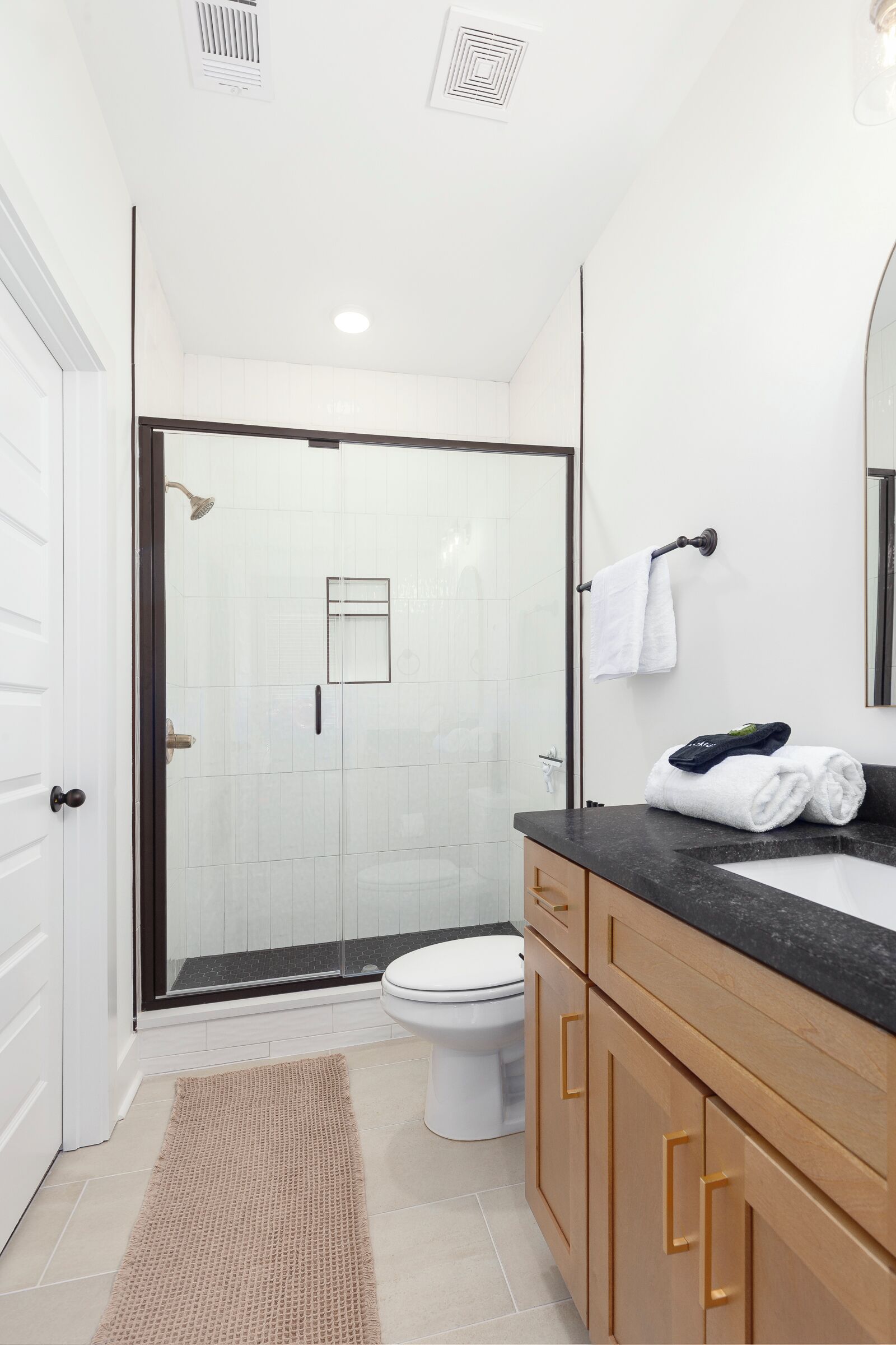 Dusche, umweltfreundliche Kosmetikartikel, Haartrockner, Handtücher