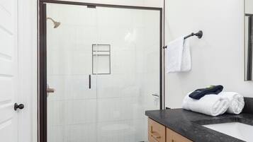 Dusche, umweltfreundliche Kosmetikartikel, Haartrockner, Handtücher