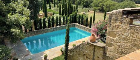 Una piscina al aire libre, una piscina climatizada